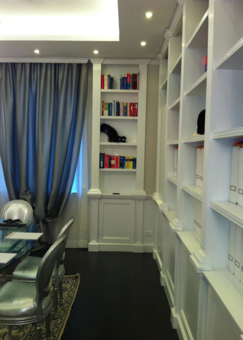 Ufficio/studio con boiserie su libreria