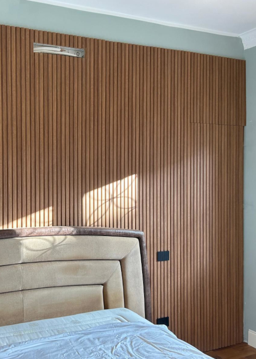 parete rivestita in listelli in legno con porta